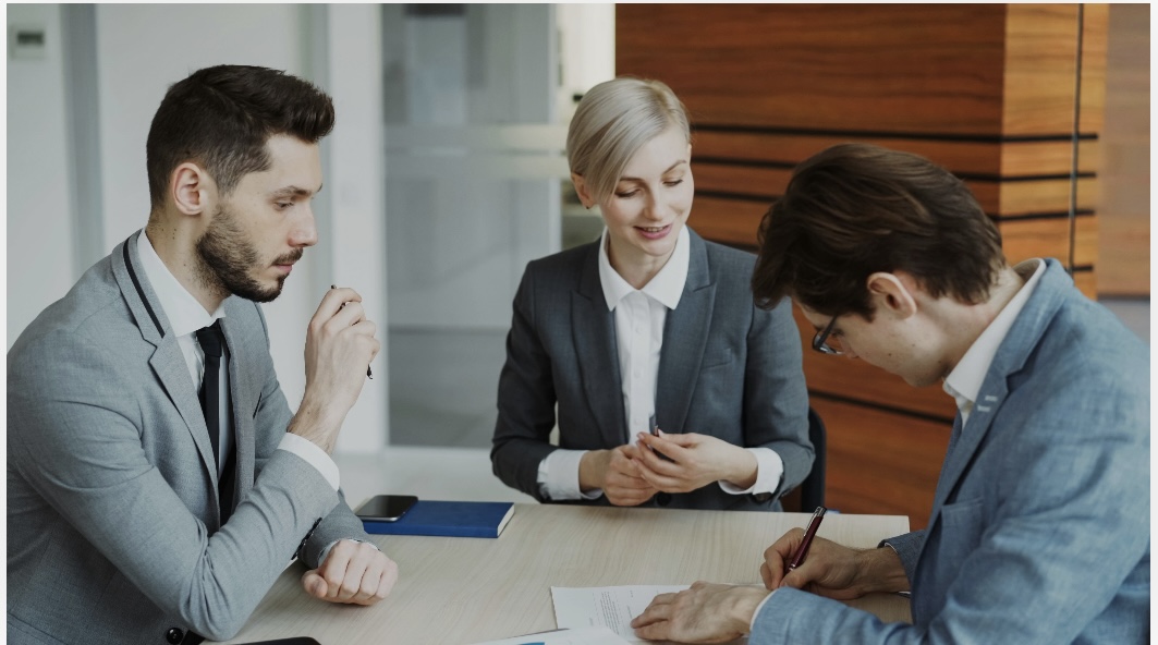 Jurist in gesprek met een klant